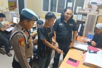 Personel Satresnarkoba Polres Dharmasraya mengamankan seorang pria yang disebut masuk dalam Daftar Pencarian Orang (DPO) terkait kasus peredaran narkotika di Jorong Taratak, Nagari Siguntur, Kecamatan Sitiung, Kabupaten Dharmasraya, Sumatera Barat, Jumat (16/10/2026). Dalam penangkapan tersebut, polisi menyatakan menemukan satu paket kecil yang diduga berisi sabu setelah melakukan penyisiran di sungai. (Foto: Dokumentasi Kepolisian/TIKAMPOST.ID)