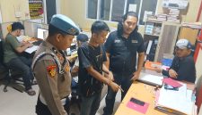 Personel Satresnarkoba Polres Dharmasraya mengamankan seorang pria yang disebut masuk dalam Daftar Pencarian Orang (DPO) terkait kasus peredaran narkotika di Jorong Taratak, Nagari Siguntur, Kecamatan Sitiung, Kabupaten Dharmasraya, Sumatera Barat, Jumat (16/10/2026). Dalam penangkapan tersebut, polisi menyatakan menemukan satu paket kecil yang diduga berisi sabu setelah melakukan penyisiran di sungai. (Foto: Dokumentasi Kepolisian/TIKAMPOST.ID)