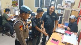 Personel Satresnarkoba Polres Dharmasraya mengamankan seorang pria yang disebut masuk dalam Daftar Pencarian Orang (DPO) terkait kasus peredaran narkotika di Jorong Taratak, Nagari Siguntur, Kecamatan Sitiung, Kabupaten Dharmasraya, Sumatera Barat, Jumat (16/10/2026). Dalam penangkapan tersebut, polisi menyatakan menemukan satu paket kecil yang diduga berisi sabu setelah melakukan penyisiran di sungai. (Foto: Dokumentasi Kepolisian/TIKAMPOST.ID)