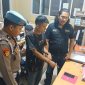 Personel Satresnarkoba Polres Dharmasraya mengamankan seorang pria yang disebut masuk dalam Daftar Pencarian Orang (DPO) terkait kasus peredaran narkotika di Jorong Taratak, Nagari Siguntur, Kecamatan Sitiung, Kabupaten Dharmasraya, Sumatera Barat, Jumat (16/10/2026). Dalam penangkapan tersebut, polisi menyatakan menemukan satu paket kecil yang diduga berisi sabu setelah melakukan penyisiran di sungai. (Foto: Dokumentasi Kepolisian/TIKAMPOST.ID)