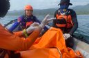 Tim gabungan Basarnas bersama personel Polres Pesisir Barat melakukan evakuasi terhadap korban tenggelam yang ditemukan meninggal dunia di perairan Pekon Balam, Kabupaten Pesisir Barat, Lampung, Sabtu (17/10/2026). Korban selanjutnya dibawa ke rumah duka untuk diserahkan kepada pihak keluarga. (Foto: Dok. Polres Pesisir Barat)