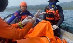 Korban Tenggelam di Pantai Sayar Ditemukan Meninggal Dunia, Polres Pesisir Barat Bersama Tim Gabungan Lakukan Evakuasi