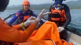 Tim gabungan Basarnas bersama personel Polres Pesisir Barat melakukan evakuasi terhadap korban tenggelam yang ditemukan meninggal dunia di perairan Pekon Balam, Kabupaten Pesisir Barat, Lampung, Sabtu (17/10/2026). Korban selanjutnya dibawa ke rumah duka untuk diserahkan kepada pihak keluarga. (Foto: Dok. Polres Pesisir Barat)