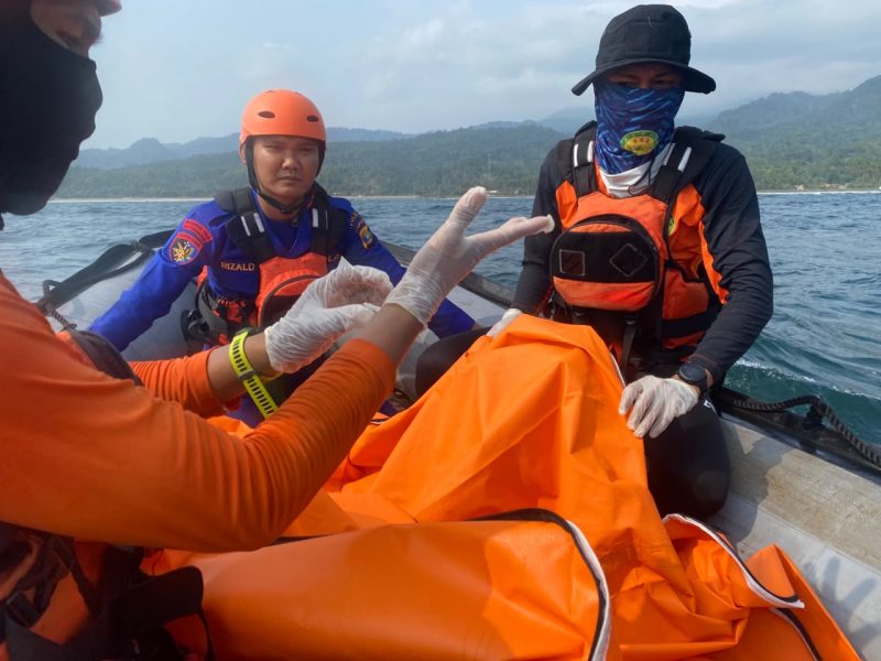 Tim gabungan Basarnas bersama personel Polres Pesisir Barat melakukan evakuasi terhadap korban tenggelam yang ditemukan meninggal dunia di perairan Pekon Balam, Kabupaten Pesisir Barat, Lampung, Sabtu (17/10/2026). Korban selanjutnya dibawa ke rumah duka untuk diserahkan kepada pihak keluarga. (Foto: Dok. Polres Pesisir Barat)