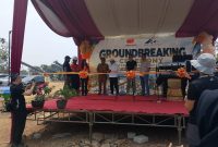 Direktur PT Intan Fajar Persada, Dodi, didampingi Camat Way Tuba, Yohanis, saat melakukan pemotongan pita dalam peresmian perusahaan di Kampung Bukit Gemuruh, Kecamatan Way Tuba, Kabupaten Way Kanan, Senin (19/10/2026). Perusahaan dijadwalkan mulai beroperasi pada Selasa (20/10/2026) dan diharapkan dapat membuka peluang kerja bagi masyarakat setempat.