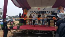 Direktur PT Intan Fajar Persada, Dodi, didampingi Camat Way Tuba, Yohanis, saat melakukan pemotongan pita dalam peresmian perusahaan di Kampung Bukit Gemuruh, Kecamatan Way Tuba, Kabupaten Way Kanan, Senin (19/10/2026). Perusahaan dijadwalkan mulai beroperasi pada Selasa (20/10/2026) dan diharapkan dapat membuka peluang kerja bagi masyarakat setempat.