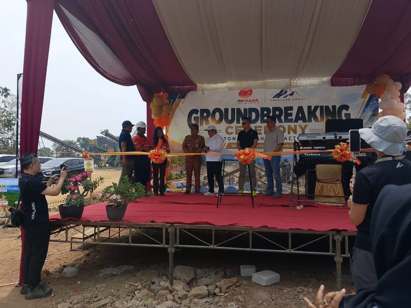 Direktur PT Intan Fajar Persada, Dodi, didampingi Camat Way Tuba, Yohanis, saat melakukan pemotongan pita dalam peresmian perusahaan di Kampung Bukit Gemuruh, Kecamatan Way Tuba, Kabupaten Way Kanan, Senin (19/10/2026). Perusahaan dijadwalkan mulai beroperasi pada Selasa (20/10/2026) dan diharapkan dapat membuka peluang kerja bagi masyarakat setempat.