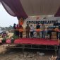 Direktur PT Intan Fajar Persada, Dodi, didampingi Camat Way Tuba, Yohanis, saat melakukan pemotongan pita dalam peresmian perusahaan di Kampung Bukit Gemuruh, Kecamatan Way Tuba, Kabupaten Way Kanan, Senin (19/10/2026). Perusahaan dijadwalkan mulai beroperasi pada Selasa (20/10/2026) dan diharapkan dapat membuka peluang kerja bagi masyarakat setempat.