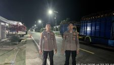 Personel Polsek Ngaras melaksanakan patroli preventif sekaligus menyampaikan imbauan kamtibmas kepada masyarakat di Jalan Lintas Barat, Pekon Pemerihan, Kecamatan Bengkunat, Kabupaten Pesisir Barat, Senin (19/10/2026).