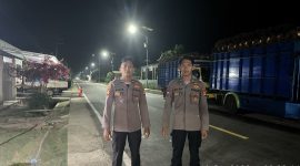 Personel Polsek Ngaras melaksanakan patroli preventif sekaligus menyampaikan imbauan kamtibmas kepada masyarakat di Jalan Lintas Barat, Pekon Pemerihan, Kecamatan Bengkunat, Kabupaten Pesisir Barat, Senin (19/10/2026).