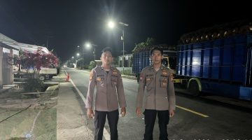 Personel Polsek Ngaras melaksanakan patroli preventif sekaligus menyampaikan imbauan kamtibmas kepada masyarakat di Jalan Lintas Barat, Pekon Pemerihan, Kecamatan Bengkunat, Kabupaten Pesisir Barat, Senin (19/10/2026).