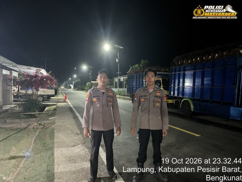 Personel Polsek Ngaras melaksanakan patroli preventif sekaligus menyampaikan imbauan kamtibmas kepada masyarakat di Jalan Lintas Barat, Pekon Pemerihan, Kecamatan Bengkunat, Kabupaten Pesisir Barat, Senin (19/10/2026).