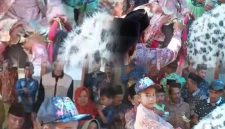 Pertunjukan kuda lumping memeriahkan acara nazar atau hajat keluarga Jum Lak’i di wilayah Bindang, Pamekasan, Madura, Kamis (22/10/2026). Kegiatan tersebut menjadi bagian dari ungkapan rasa syukur keluarga sekaligus menampilkan kesenian tradisional di tengah masyarakat. (Foto: Tikampost.id)
