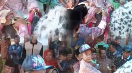 Pertunjukan kuda lumping memeriahkan acara nazar atau hajat keluarga Jum Lak’i di wilayah Bindang, Pamekasan, Madura, Kamis (22/10/2026). Kegiatan tersebut menjadi bagian dari ungkapan rasa syukur keluarga sekaligus menampilkan kesenian tradisional di tengah masyarakat. (Foto: Tikampost.id)