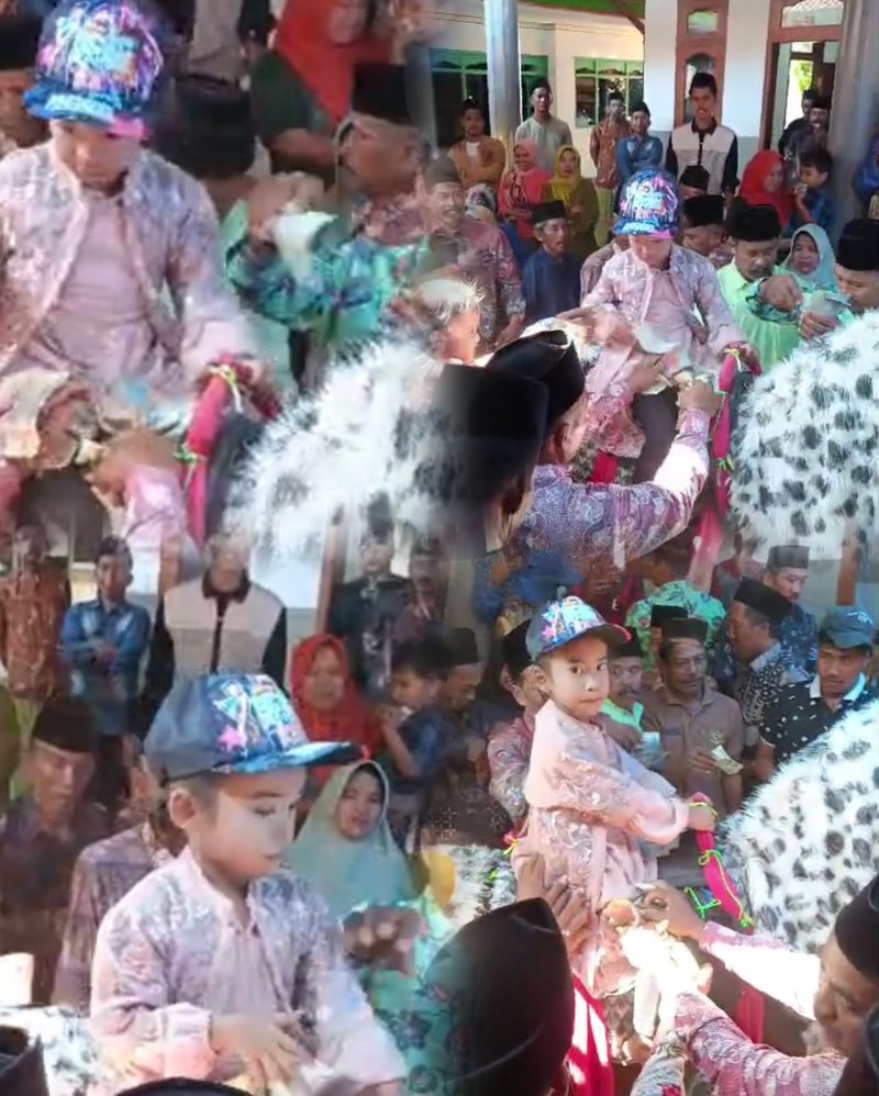 Pertunjukan kuda lumping memeriahkan acara nazar atau hajat keluarga Jum Lak’i di wilayah Bindang, Pamekasan, Madura, Kamis (22/10/2026). Kegiatan tersebut menjadi bagian dari ungkapan rasa syukur keluarga sekaligus menampilkan kesenian tradisional di tengah masyarakat. (Foto: Tikampost.id)
